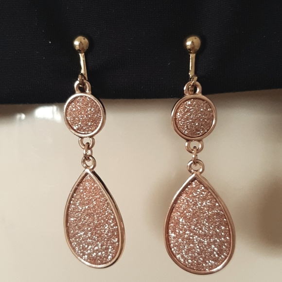 GUESS Rose Gold Tone Necklace & Clip-on Earrings Set - Adjustable Chain - Picture 8 of 9